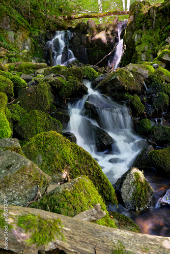 Der Wasserfall Teufelsmühle des Schwarzbach am Holzberghof oberhalb der Stadt Bischofsheim a.d.Rhön, Biosphärenreservat Rhön, Landkreis Rhön-Grabfeld, Unterfranken, Franken, Bayern, Deutschland