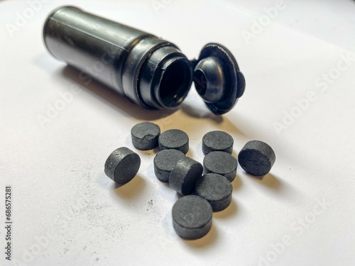 Cuadro en lienzo Few activated carbon pills