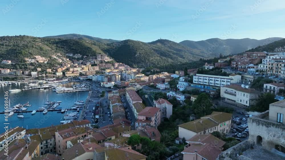 Monte Argentario, il borgo di Porto Santo Stefano. Toscana, Italia.
Vista aerea dal mare del porto, del lungomare e del castello. Monte Argentario, il borgo di Porto Santo Stefano. Toscana, Italia.
Vista aerea dal mare del porto, del lungomare e del castello.