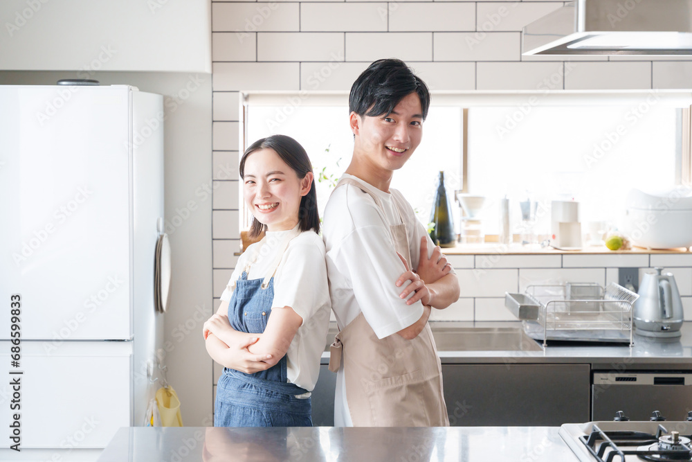 キッチンで料理する笑顔の夫婦 キッチンで料理する笑顔の夫婦
