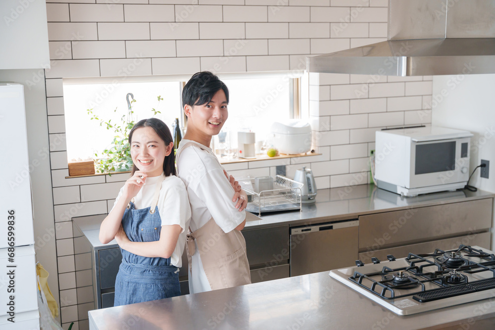 キッチンで料理する笑顔の夫婦 キッチンで料理する笑顔の夫婦