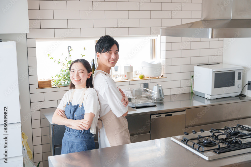 キッチンで料理する笑顔の夫婦 キッチンで料理する笑顔の夫婦