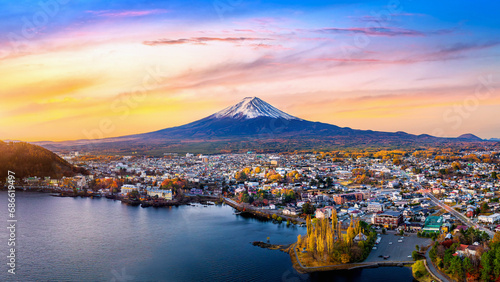 Fototapeta Naklejka Na Ścianę i Meble -  Fuji mountain and Kawaguchiko lake at sunrise, Autumn seasons Fuji mountain at yamanachi in Japan.