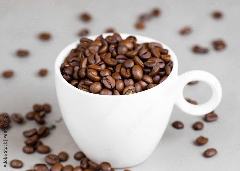 Obraz premium cup of coffee on wooden table with coffee beans