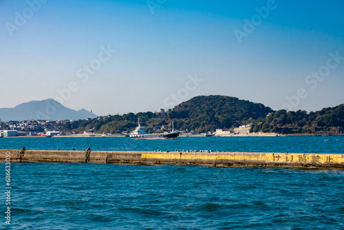 青空の関門海峡と貨物船