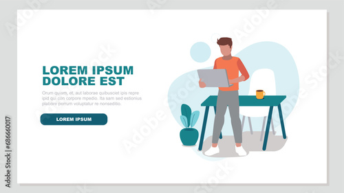 Ein Mann steht vor seinem Schreibtisch mit einem Laptop - Business-Konzept