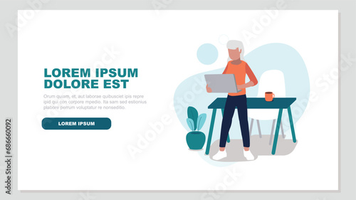 Ein Mann steht vor seinem Schreibtisch mit einem Laptop - Business-Konzept