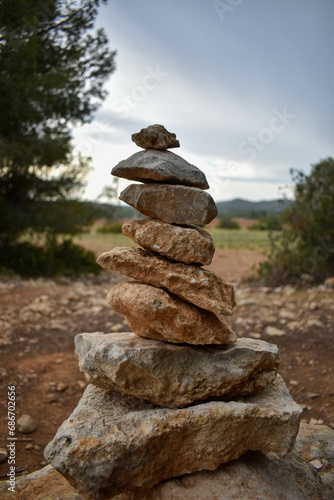 Piedras apiladas en la monta  a