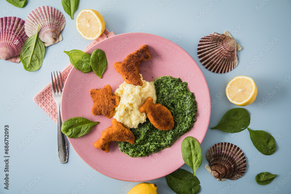 Gebratene Fischstäbchen Figuren als Fisch, Seestern und Delfin für ...