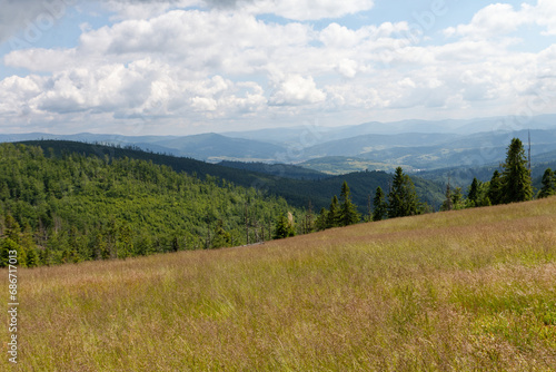 Fototapeta Naklejka Na Ścianę i Meble -  Krajobraz Beskidów ze szlaku na Baranią Górę