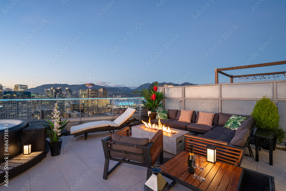 Fototapeta premium Beautiful Luxury Patio with a fireplace and a city view