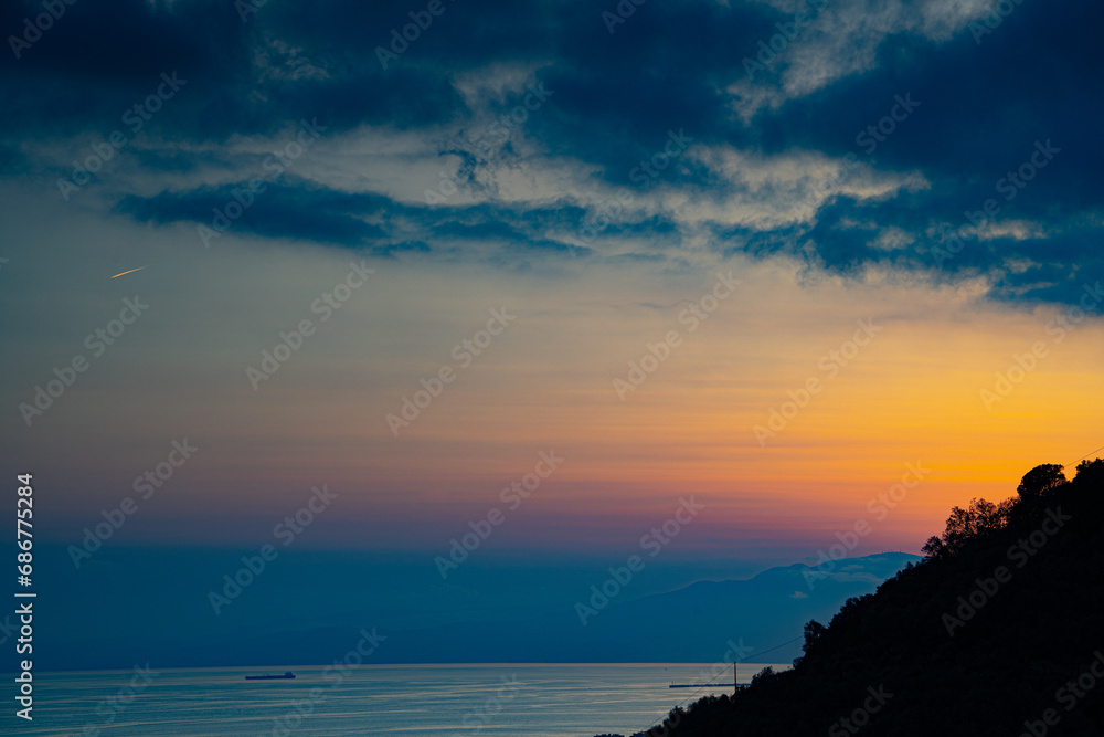 Sonnenuntergang an der Küste in Genua