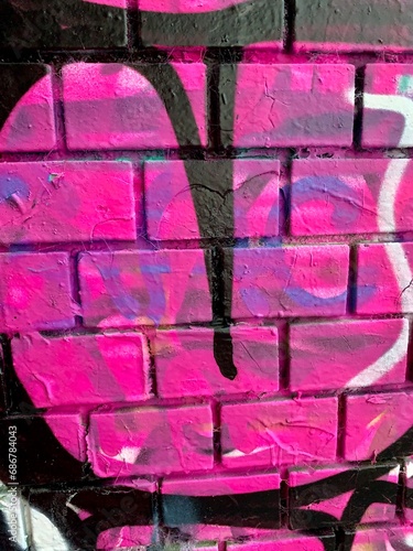 Hausfassade /Mauer /Wand mit Graffiti in Farbe pink / violett - Textur