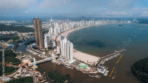 Imagens aéreas 4K da praia de Balneário Camboriu, Santa Catarina, vista da Barra Sul photo