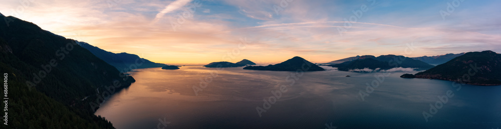 Obraz premium Pacific Ocean Coast with Canadian Mountain Landscape. Cloudy Sunrise.