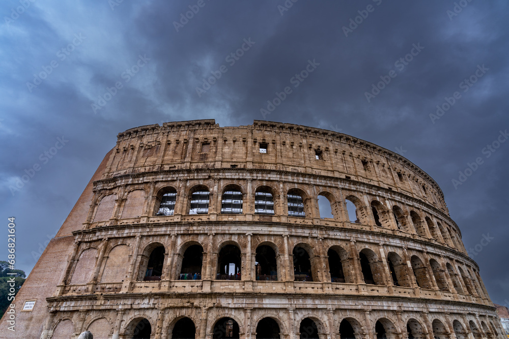 Rom, die Hauptstadt Italiens, ist eine kosmopolitische Großstadt, die fast 3.000 Jahre Kunstgeschichte, Architektur und Kultur von Weltrang vorweisen kann
