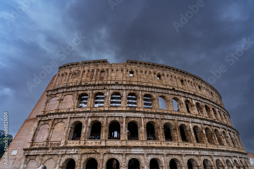 Rom  die Hauptstadt Italiens  ist eine kosmopolitische Gro  stadt  die fast 3.000 Jahre Kunstgeschichte  Architektur und Kultur von Weltrang vorweisen kann