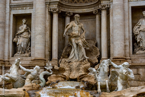 Rom, die Hauptstadt Italiens, ist eine kosmopolitische Großstadt, die fast 3.000 Jahre Kunstgeschichte, Architektur und Kultur von Weltrang vorweisen kann