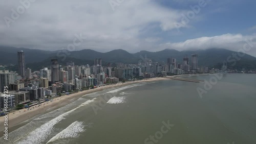 Drone 4k das praias de Itapema e Meia Praia em Santa Catarina. photo