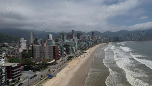 Drone 4k das praias de Itapema e Meia Praia em Santa Catarina. photo