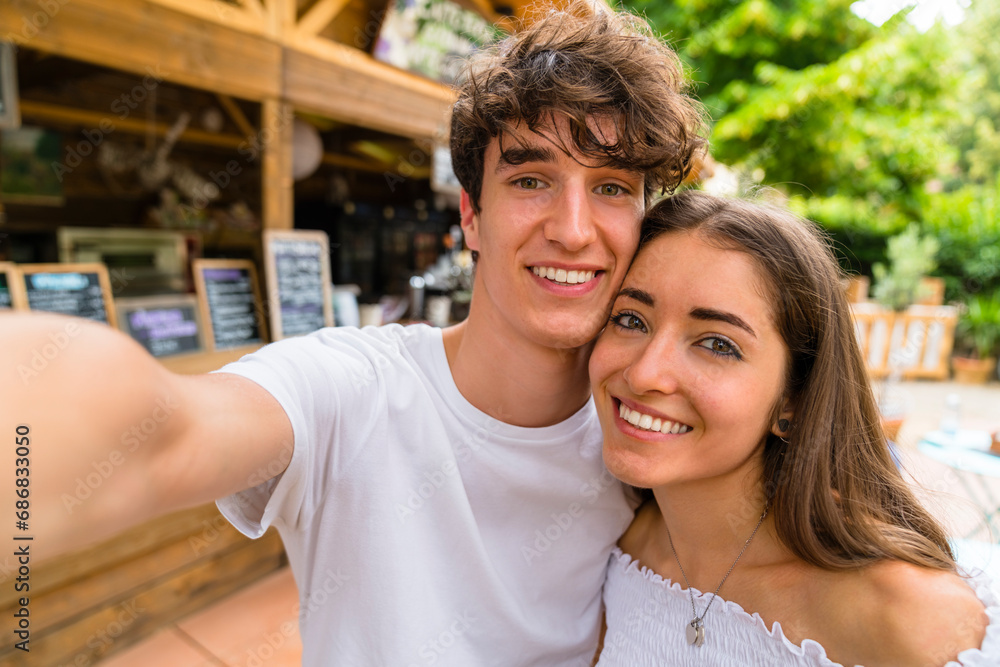 Zdjęcie Stock: Young couple taking a selfie at a cafe