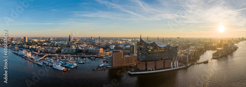 Obraz na płótnie Aerial panorama of Hamburg with Elbphilharmonie in the foreground w salonie
