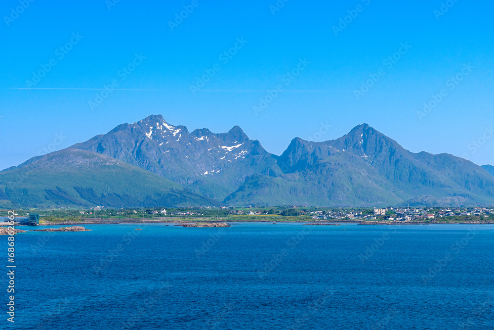 Naklejka premium Meer und hohe Berge auf den Lofoten Inseln bei Leknes, eine wunderschöne Landschaft in Norwegen