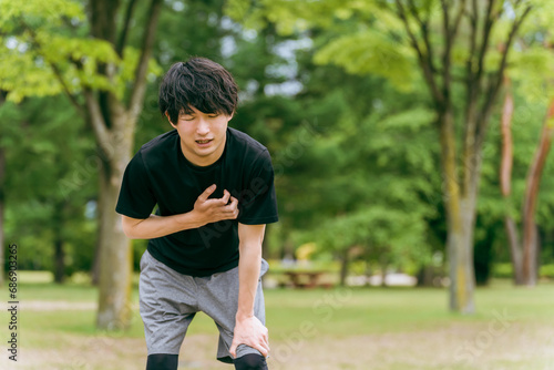 動悸・息切れ・オーバートレーニング症候群・心臓病の若いアスリート・スポーツマン・男性
 photo