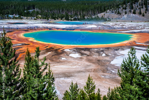 the grand prismatic spring in the Yellow Stone National Park