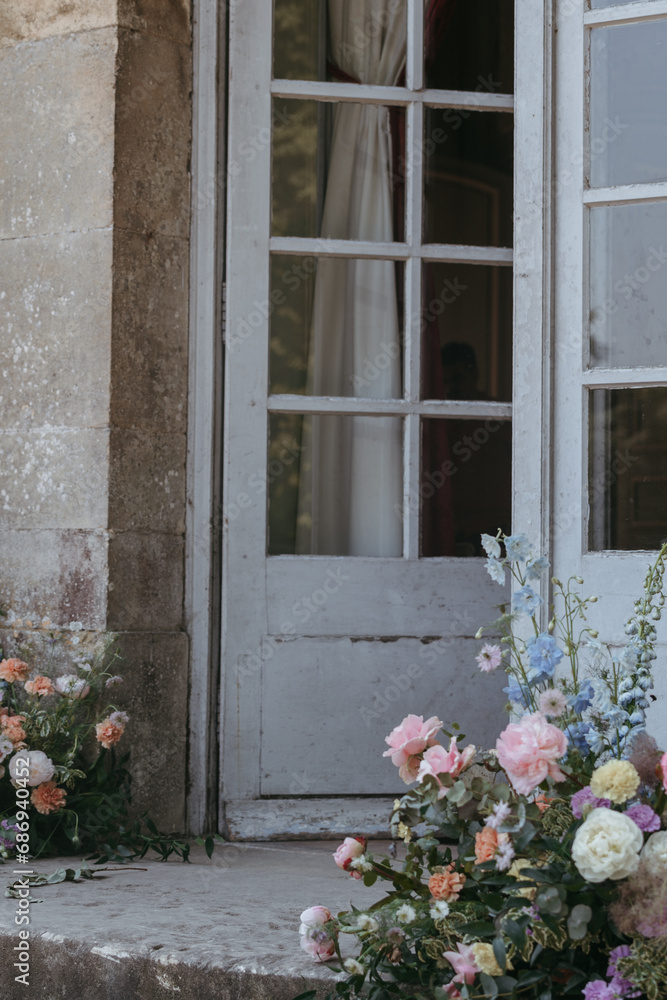 Naklejka premium Luxury floral arrangements at a wedding in entrance