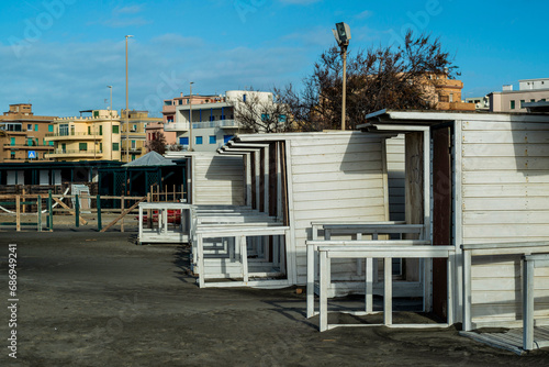Cabanes de plage et immeubles résidentiels dans une station balnéaire hors-saison © PPJ