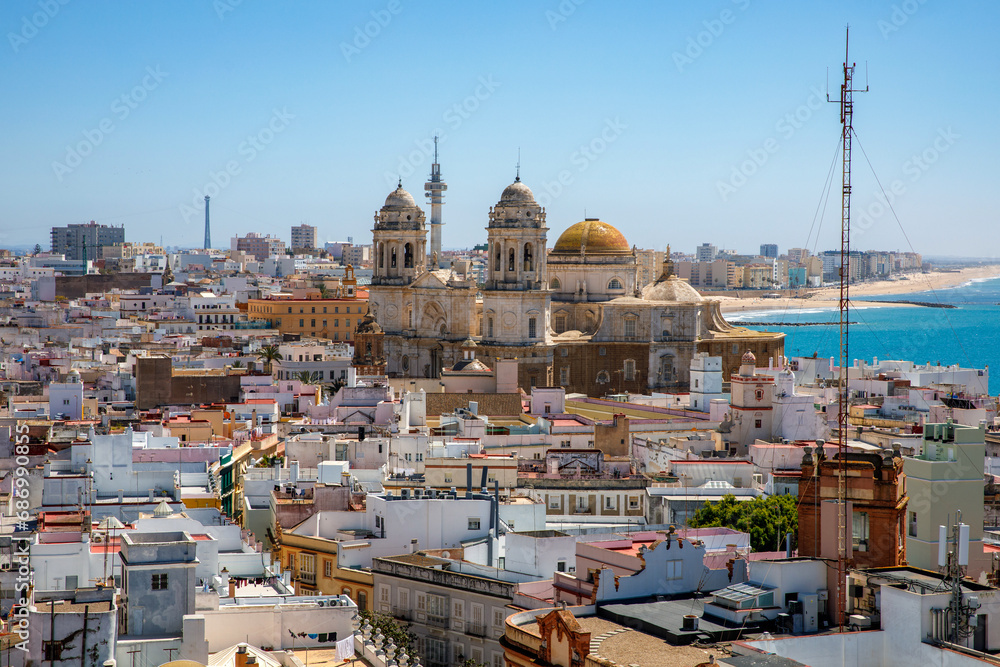 Obraz premium Aerial panoramic view of the old city rooftops and Cathedral de Santa Cruz in the afternoon from tower Tavira in Cadiz, Andalusia, Spain