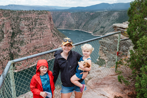 фотографія Casual family portrait at Red Canyon overlook of Flaming Gorge