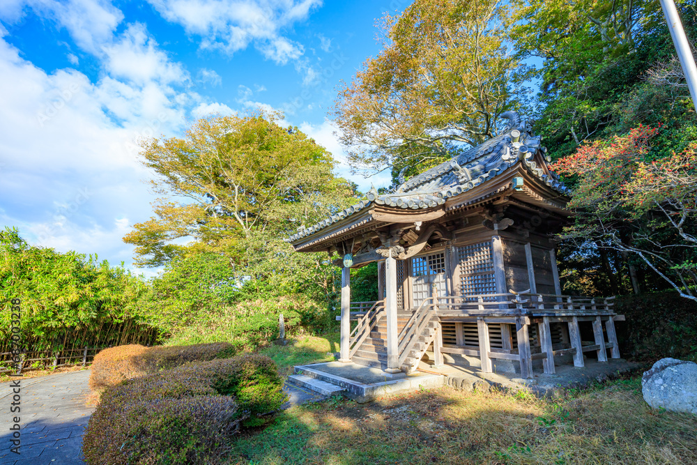 Obraz premium 初秋の福浦島の弁財天 松島 宮城県仙台市 Benzaiten on Fukuura Island in early autumn. Matsushima. Miyagi Pref, Sendai City.