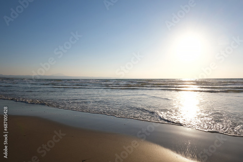 美しい波打ち際の風景、出雲の稲佐の浜、三瓶山