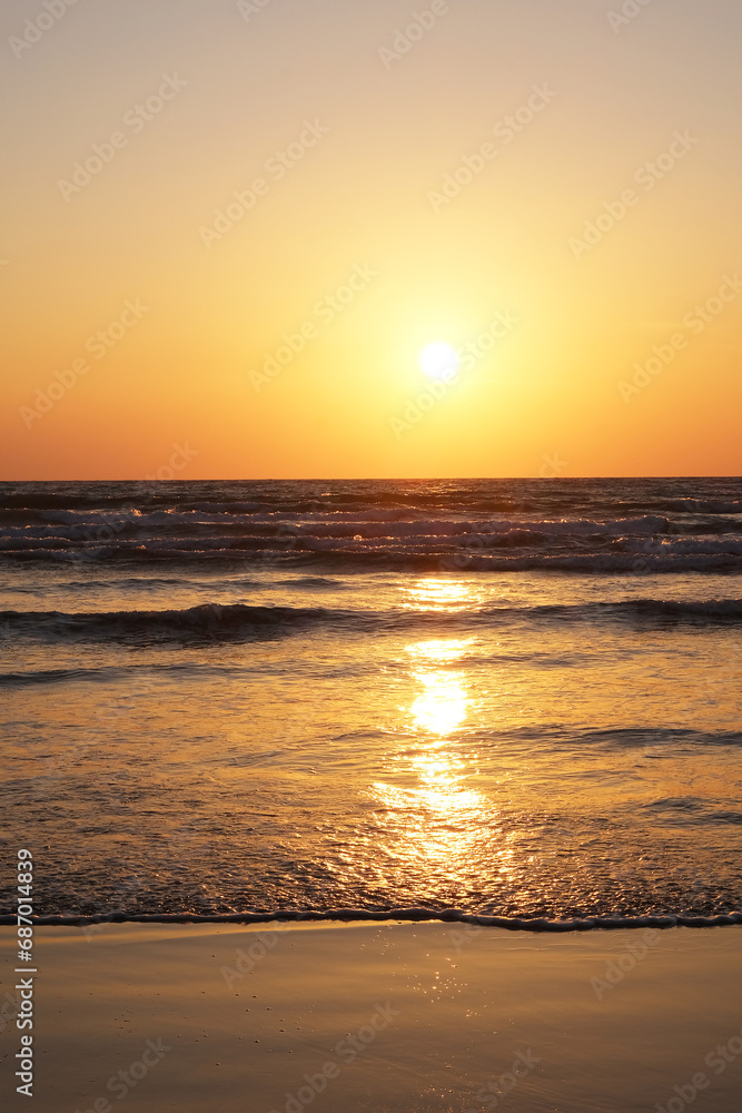 波打ちぎわと夕陽の光の風景、出雲の稲佐の浜