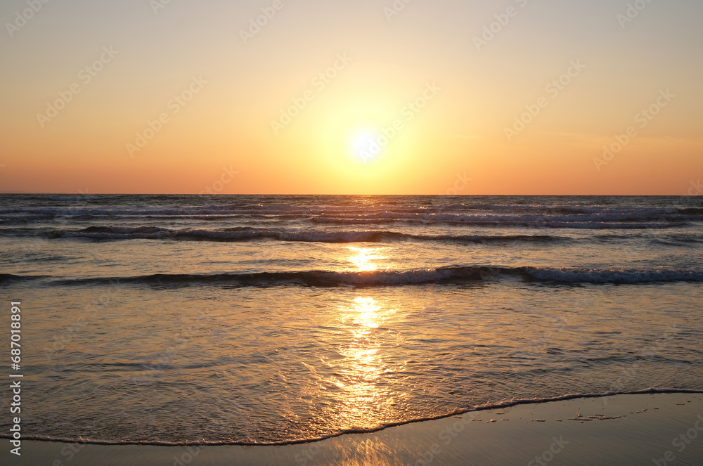 美しい波打ちぎわと夕陽の風景、日本海、出雲の稲佐の浜