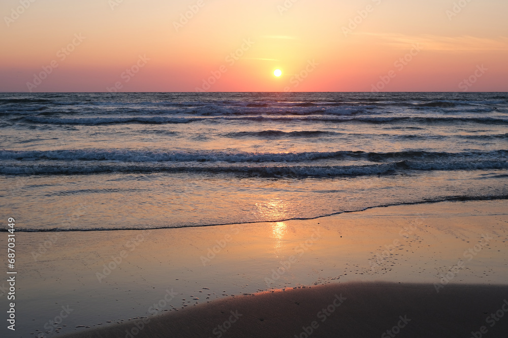 美しい夕暮れの海と夕陽の風景、日本海、稲佐の浜