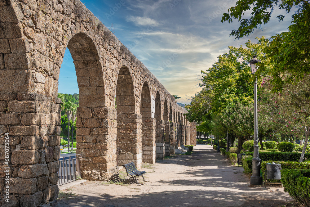 Perspectiva del acueducto romano en la villa de Plasencia con cielo editado, Castilla y León, España - obrazy, fototapety, plakaty 