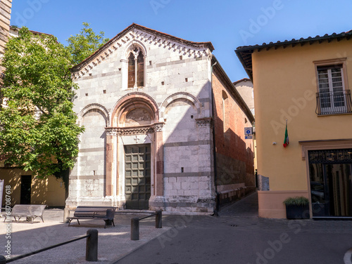 The small church of Santa Giulia with its characteristic little square in Lucca, Tuscany, Italy. © francovolpato