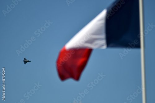 Fotobehang Chasseur Rafale en vol et drapeau français
