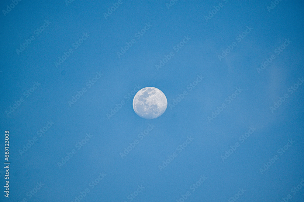 Luna en el cielo azul