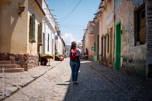 Mujer caminando por las calles de la ciudad de Humahuaca