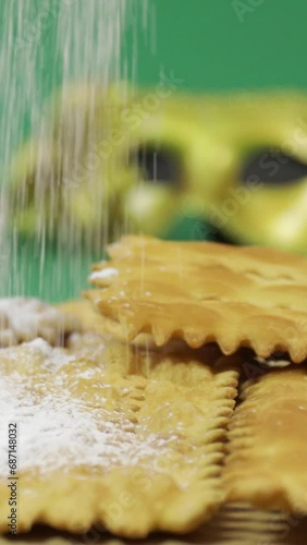 Mettere lo zucchero a velo sui dolci di carnevale, video verticale photo