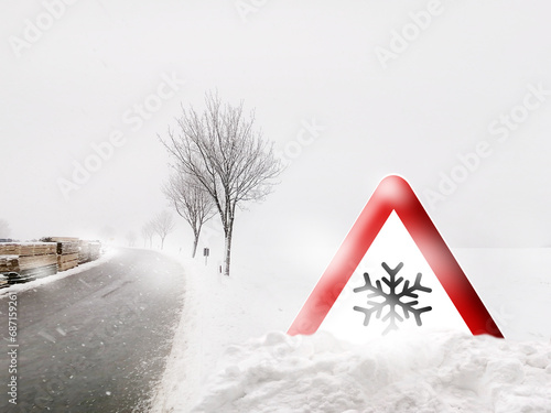 Straße im Winter - Warnschild mit Schnee und Eis photo