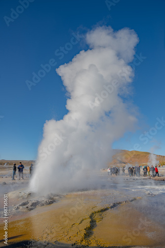 Turistas circulando no Gêiser Tatio no deserto do Atacama durante o começo do dia. Nascer do sol. 