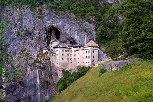 Wallpaper Mural Castello di Predjama Torontodigital.ca