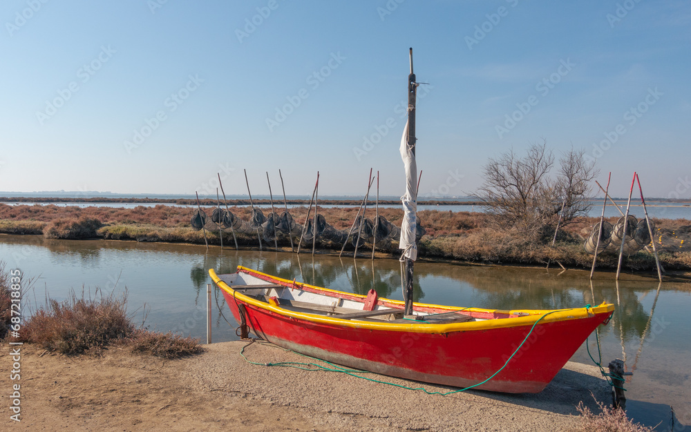 Barque et filets de pêche aux cabanes de Mauguio au milieu d'un étang en Camargue, Sud de la France. Barque et filets de pêche aux cabanes de Mauguio au milieu d'un étang en Camargue, Sud de la France.