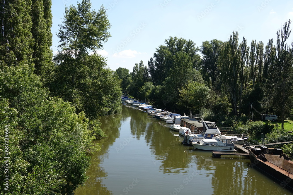 Obraz premium Hafen an der Maaraue bei Wiesbaden