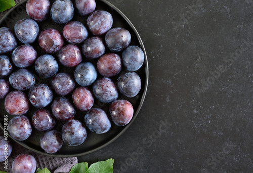 Obraz na płótnie Fresh plums on plate